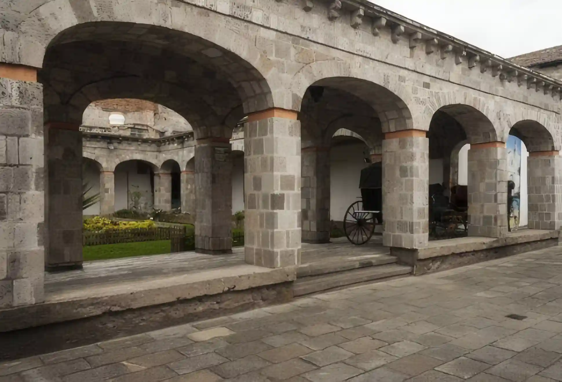 Arcos de piedra de un patio colonial en Latacunga