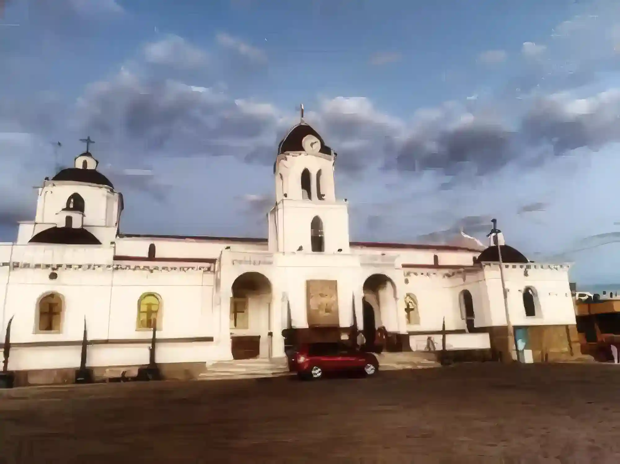 Iglesia blanca de un barrio de Latacunga al atardecer